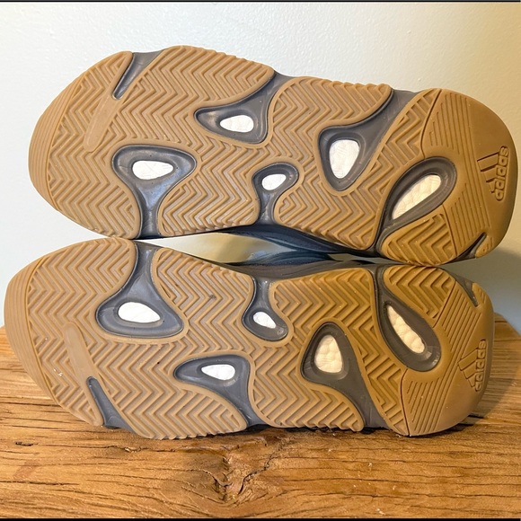 Yeezy 700 - Picture 10 of 12